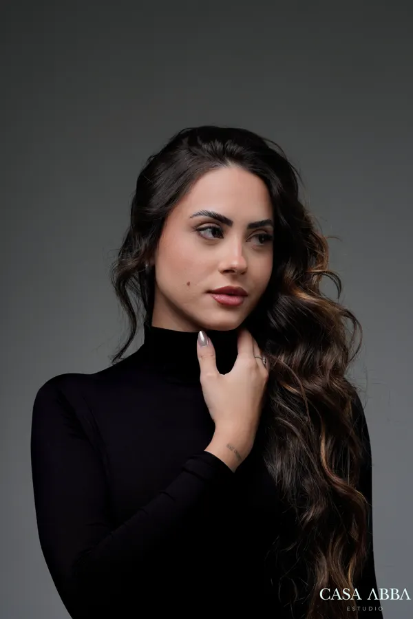 Retrato feminino com gola alta preta para posicionamento de imagem