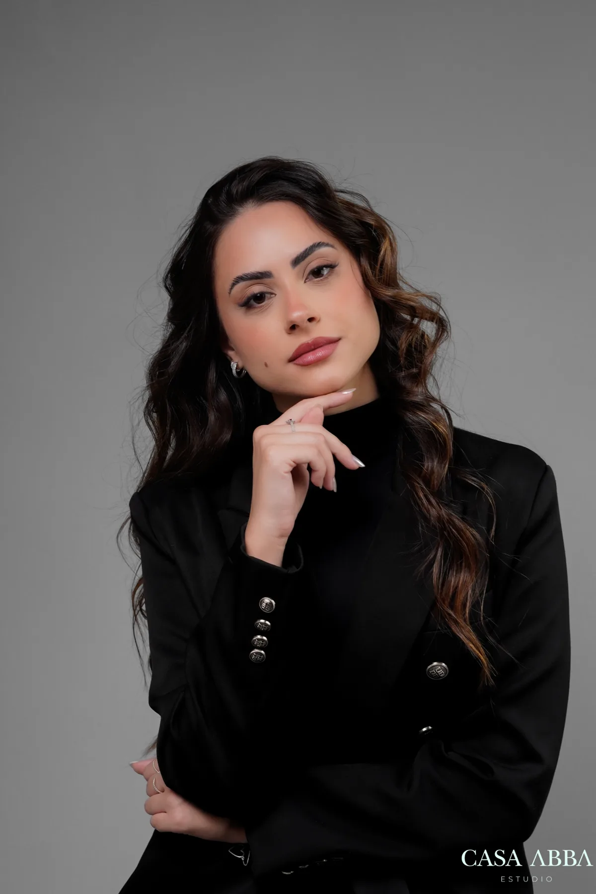 Ensaio de posicionamento de imagem em Betim: retrato profissional de mulher com blazer preto