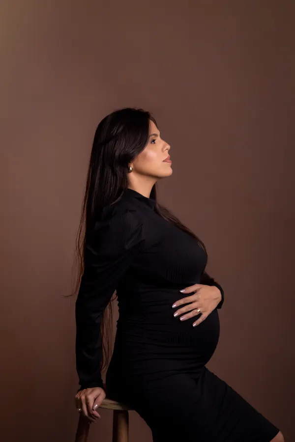Ensaio gestante com vestido preto em fundo terroso