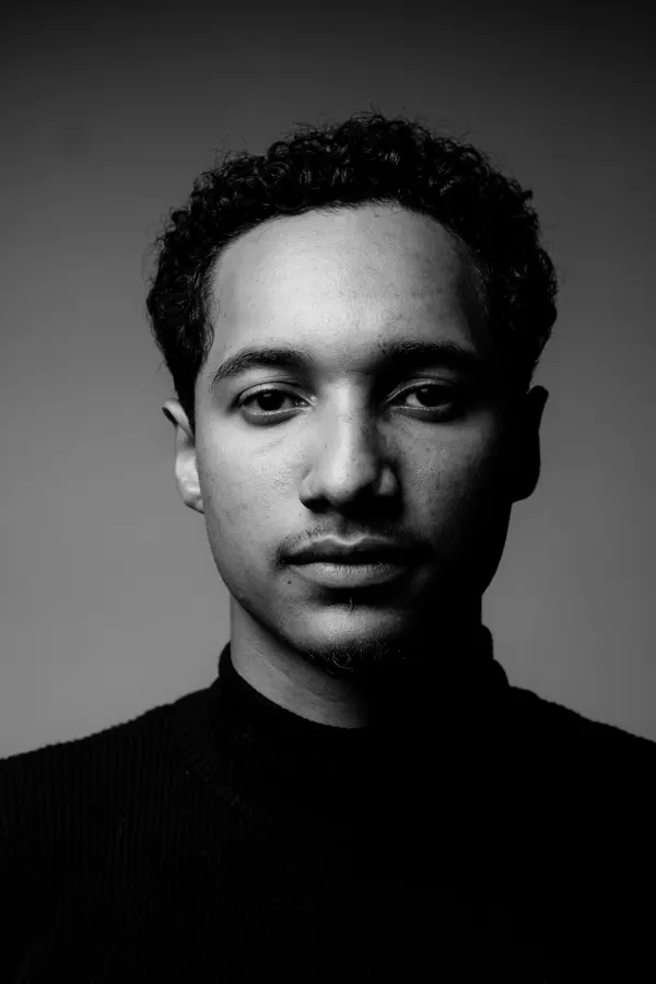 Retrato masculino em preto e branco para posicionamento de imagem