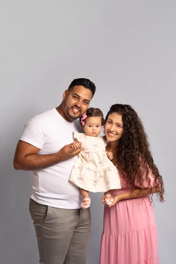 Ensaio de família em Betim: casal com bebê no colo